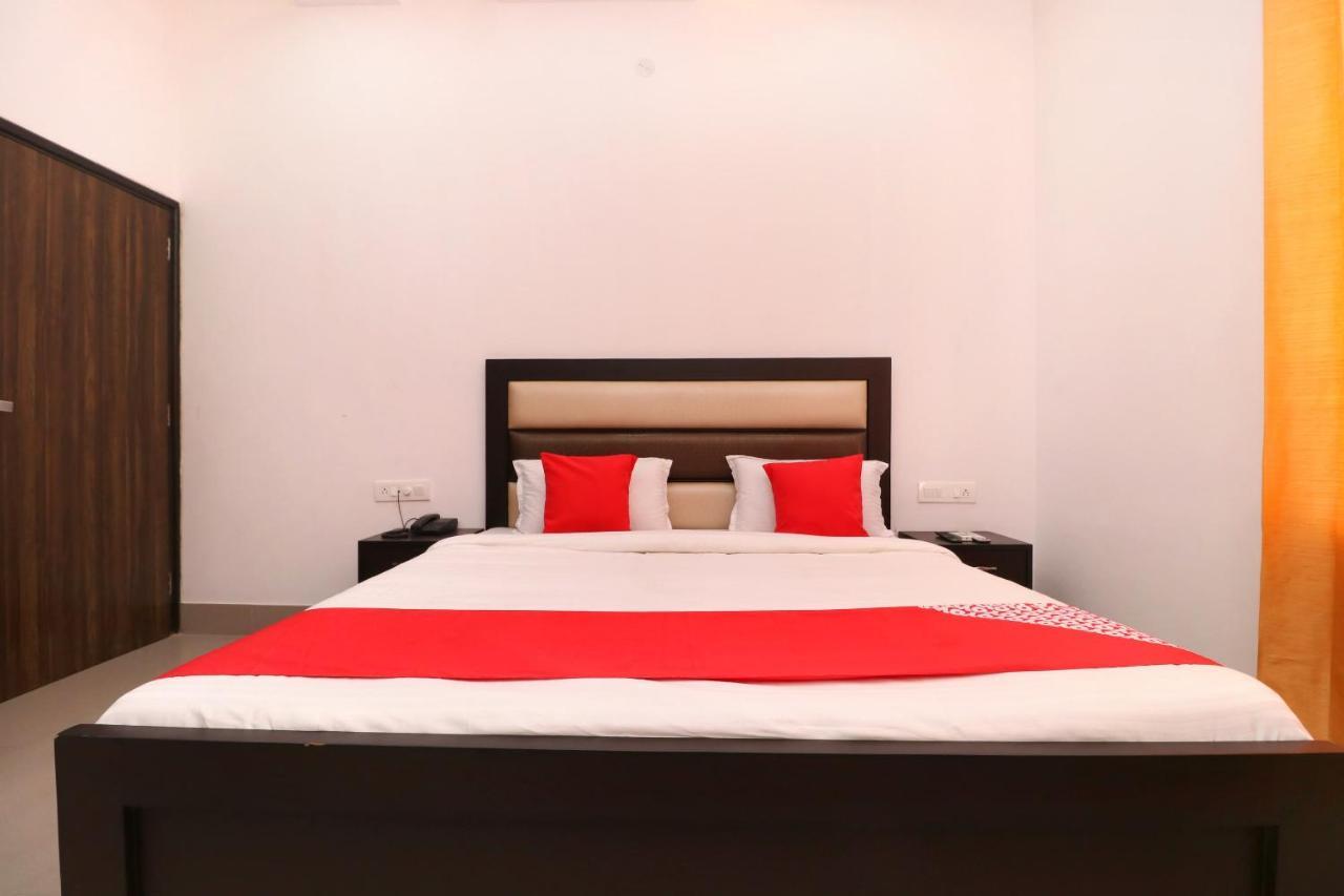 Oyo 23235 Hotel Roopmahal & Restaurant Амритсар Екстериор снимка