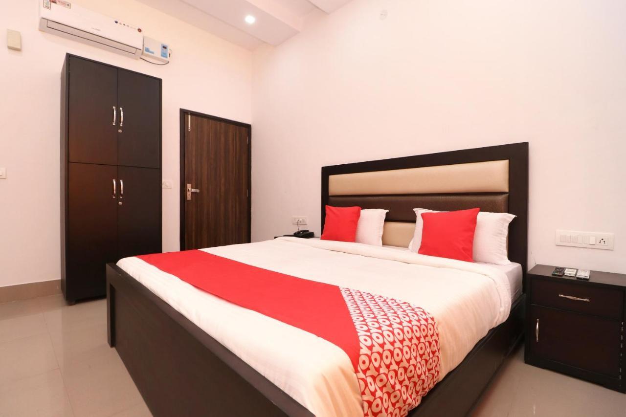 Oyo 23235 Hotel Roopmahal & Restaurant Амритсар Екстериор снимка