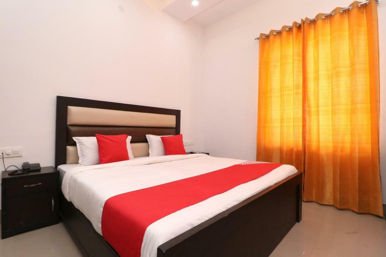 Oyo 23235 Hotel Roopmahal & Restaurant Амритсар Екстериор снимка